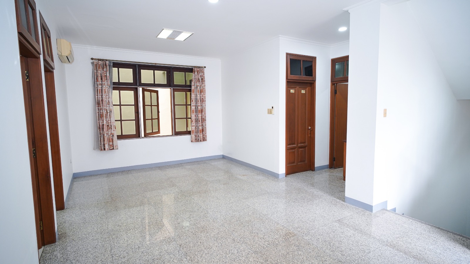 Dijual rumah cantik di Jalan Talib, Krukut, Taman Sari,Jakarta