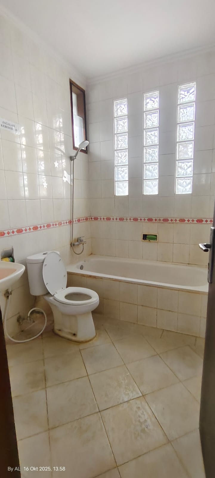 Jual rumah mewah dan luas di komplek Graha Taman, Pondok Aren