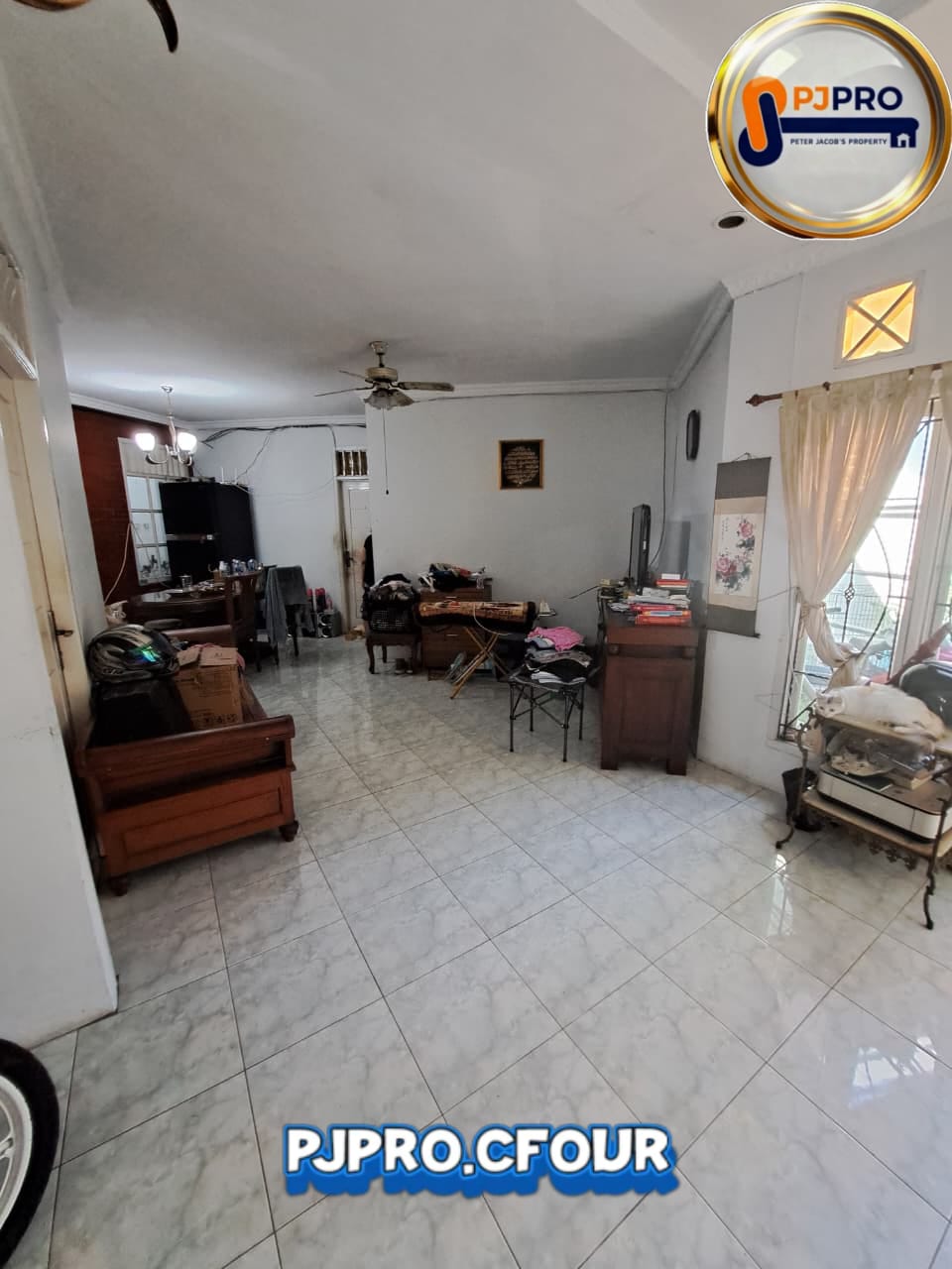 Dijual Rumah Posisi Hook Semi Furnished di Villa Indah Permai