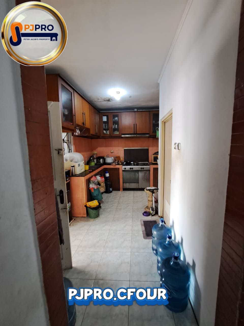 Dijual Rumah Posisi Hook Semi Furnished di Villa Indah Permai