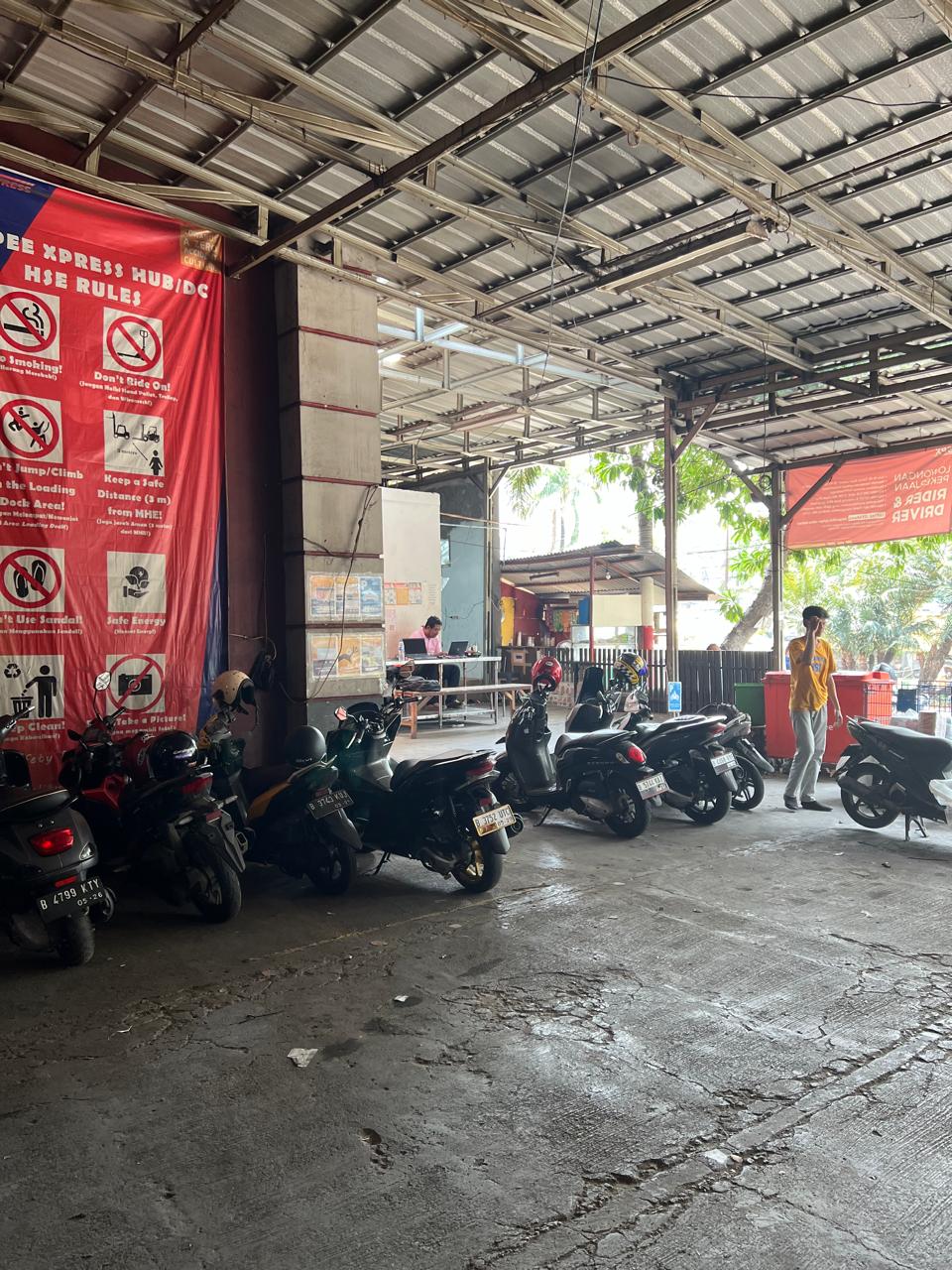 Disewa gudang ex ekspedisi di pinggir jalan utama Sentra Niaga