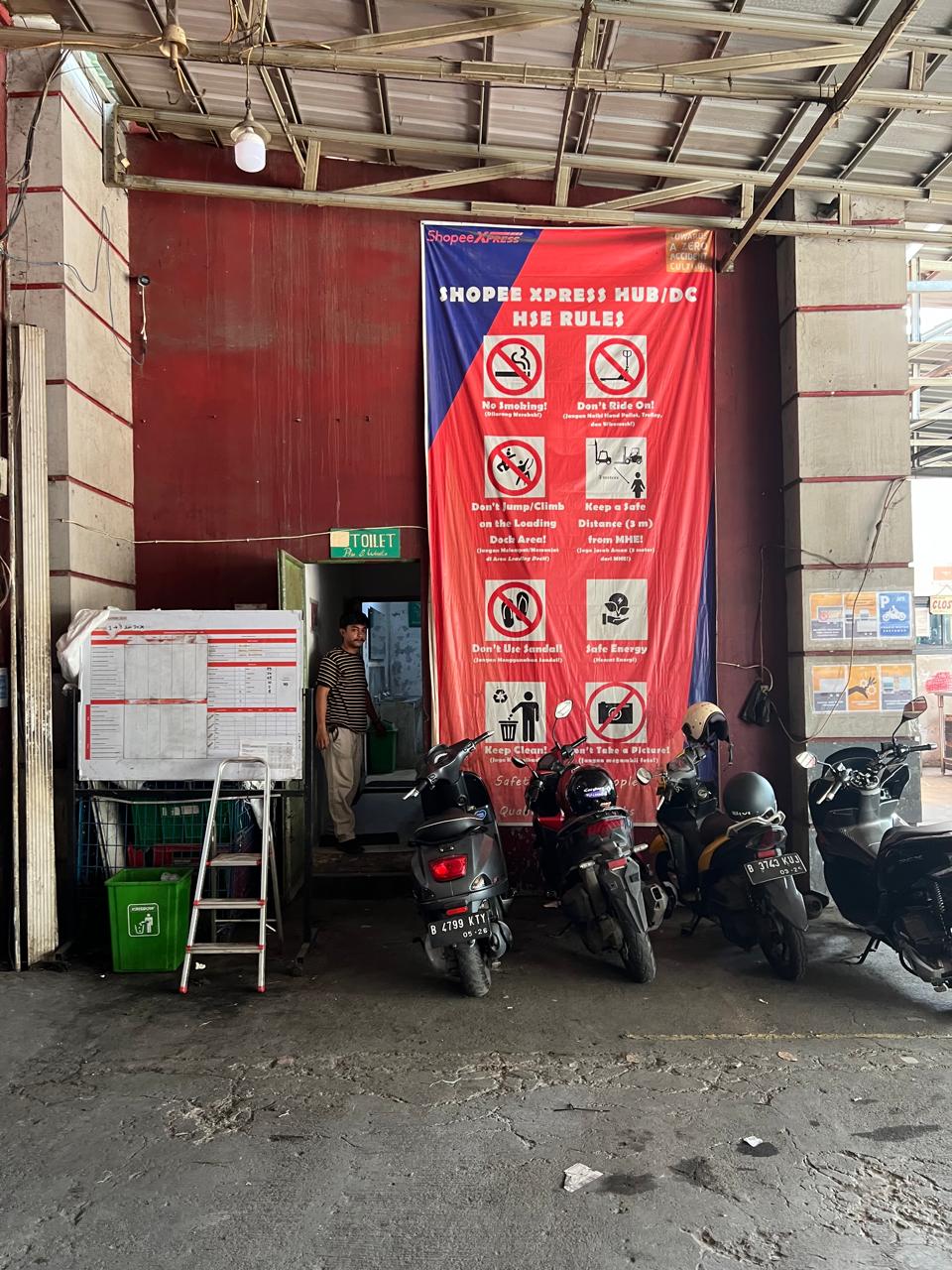 Disewa gudang ex ekspedisi di pinggir jalan utama Sentra Niaga