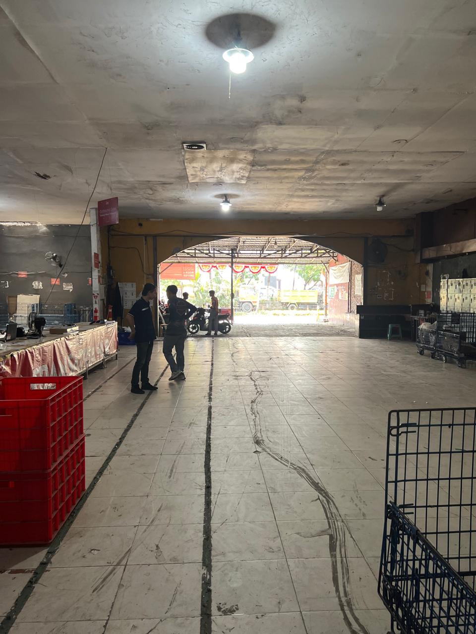 Disewa gudang ex ekspedisi di pinggir jalan utama Sentra Niaga