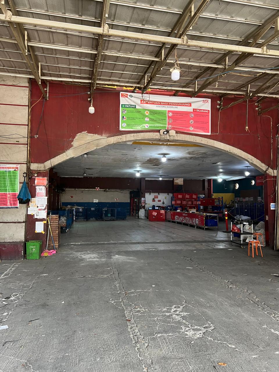 Disewa gudang ex ekspedisi di pinggir jalan utama Sentra Niaga