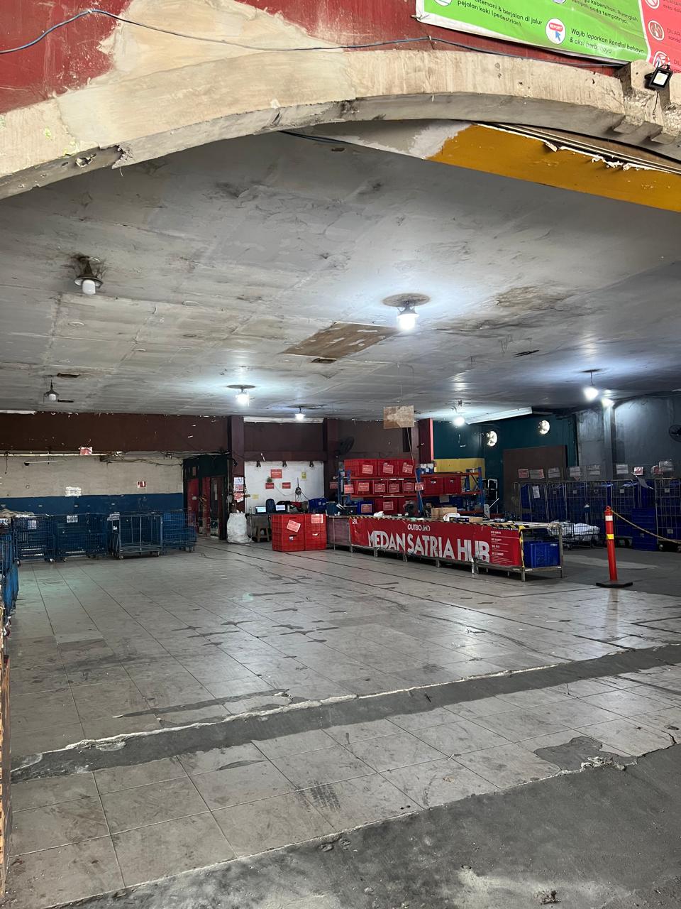 Disewa gudang ex ekspedisi di pinggir jalan utama Sentra Niaga