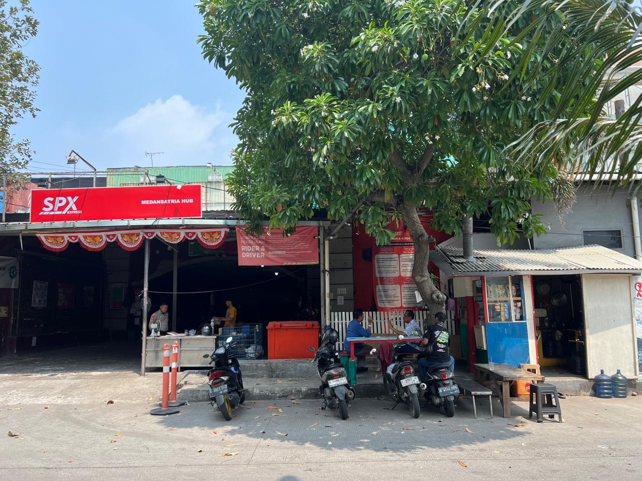 Disewa gudang ex ekspedisi di pinggir jalan utama Sentra Niaga