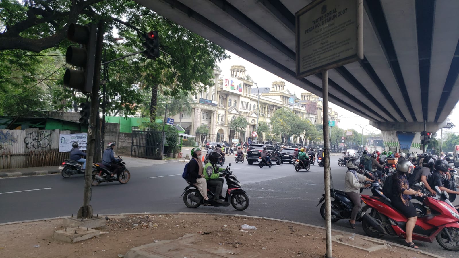 Dijual Cepat dibawah NJOP Tanah dan Bangunan Jl.Daan Mogot KM 10