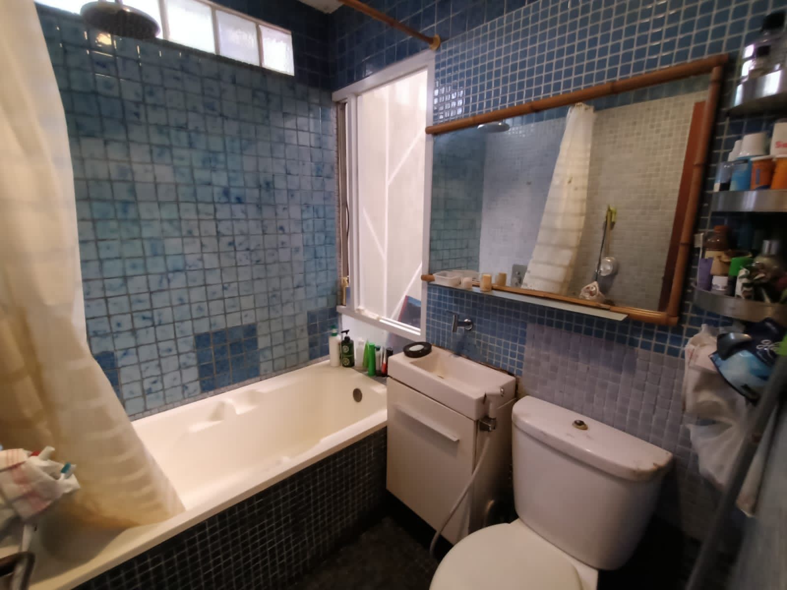 Jual rumah siap huni dan strategis di  Senen, Jakarta Pusat