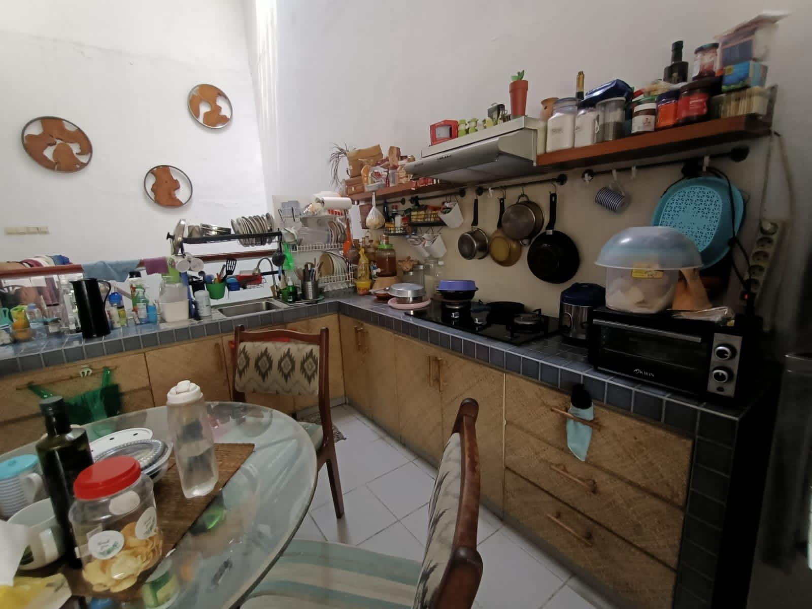 Jual rumah siap huni dan strategis di  Senen, Jakarta Pusat