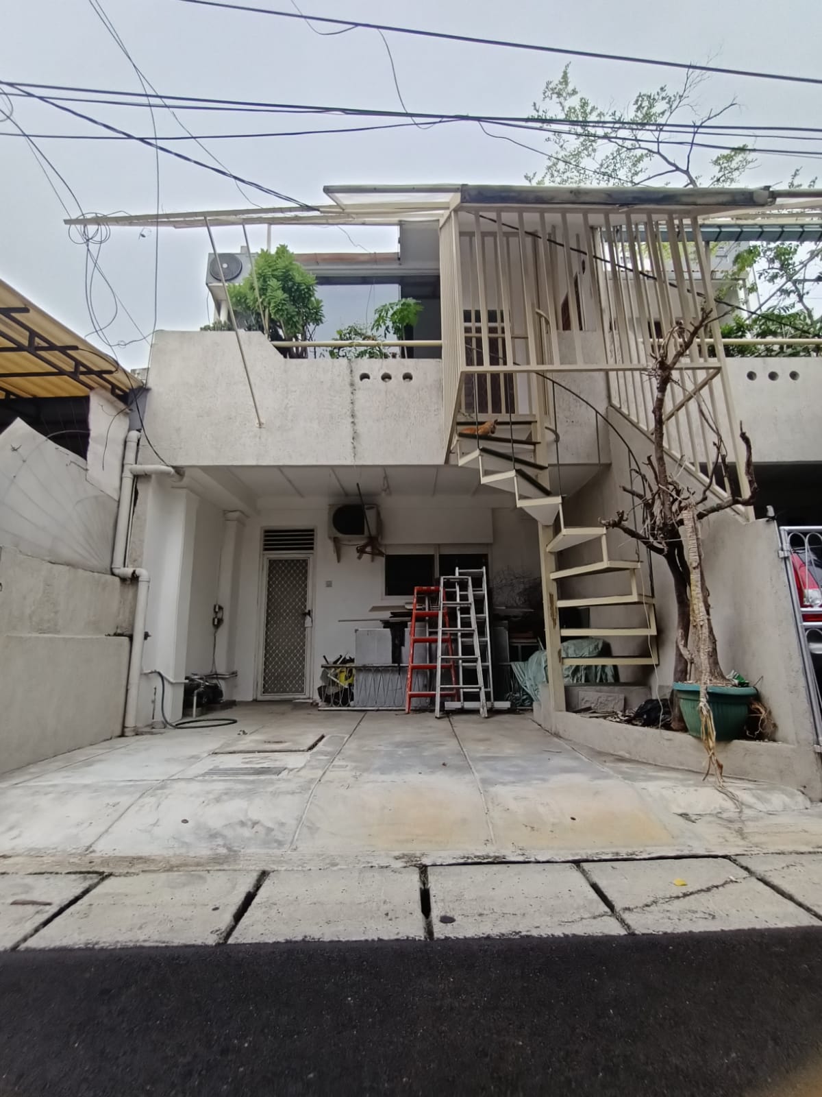 Jual rumah siap huni dan strategis di  Senen, Jakarta Pusat