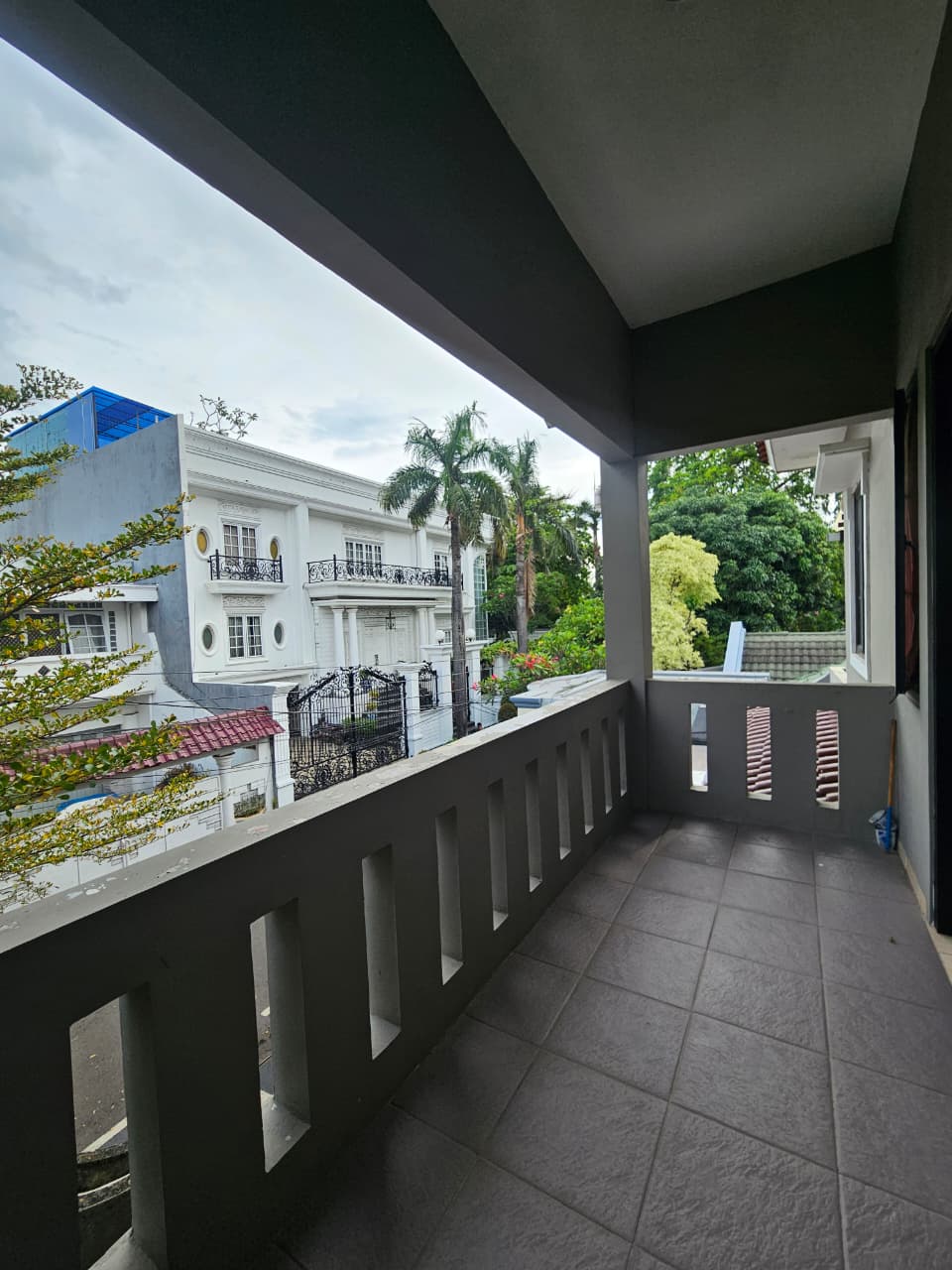 Jual rumah cantik komplek terbuka di Cempaka Putih Timur