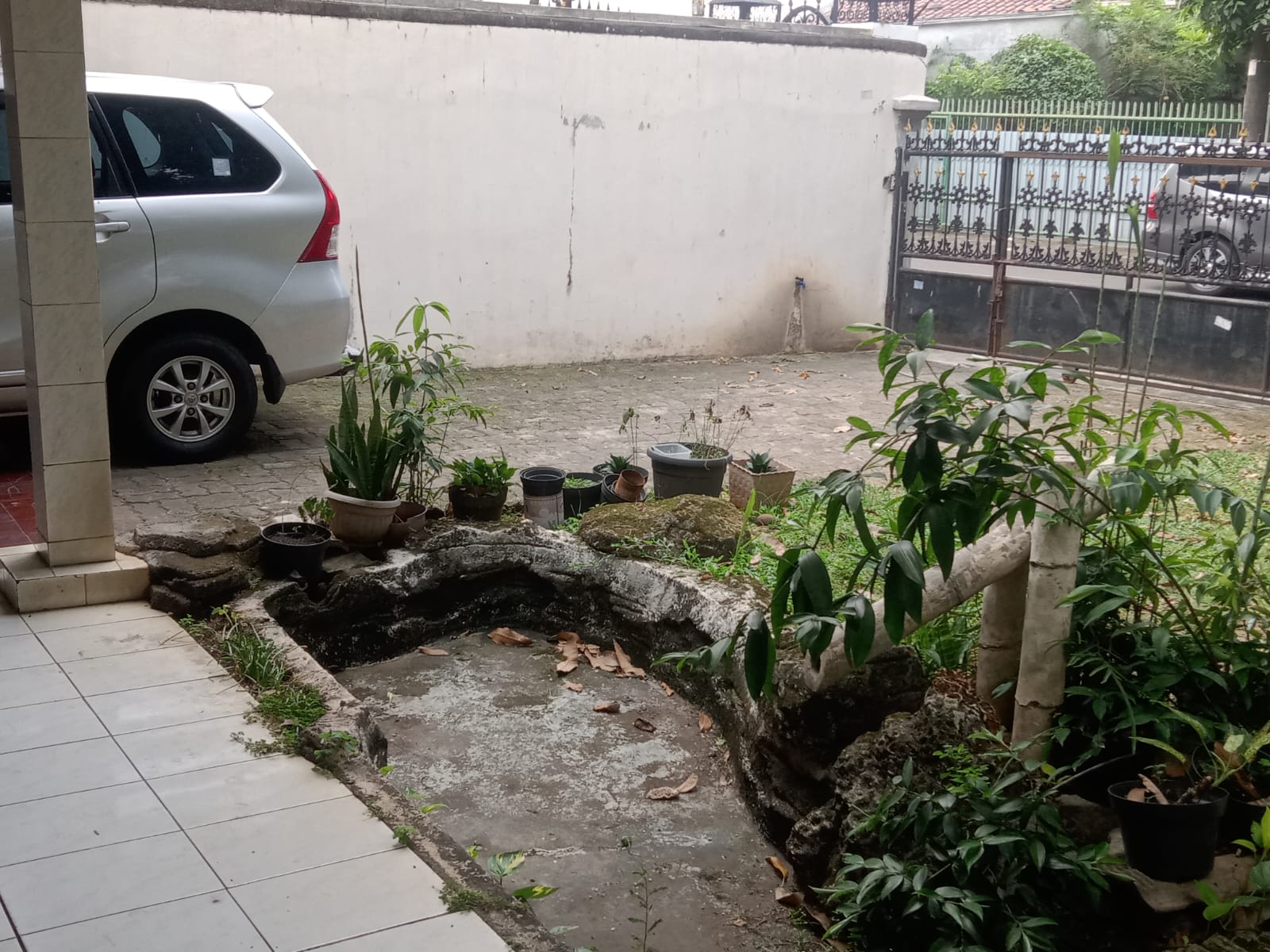 Jual rumah tua dan luas di Pertukangaan Utara, Pesanggrahan