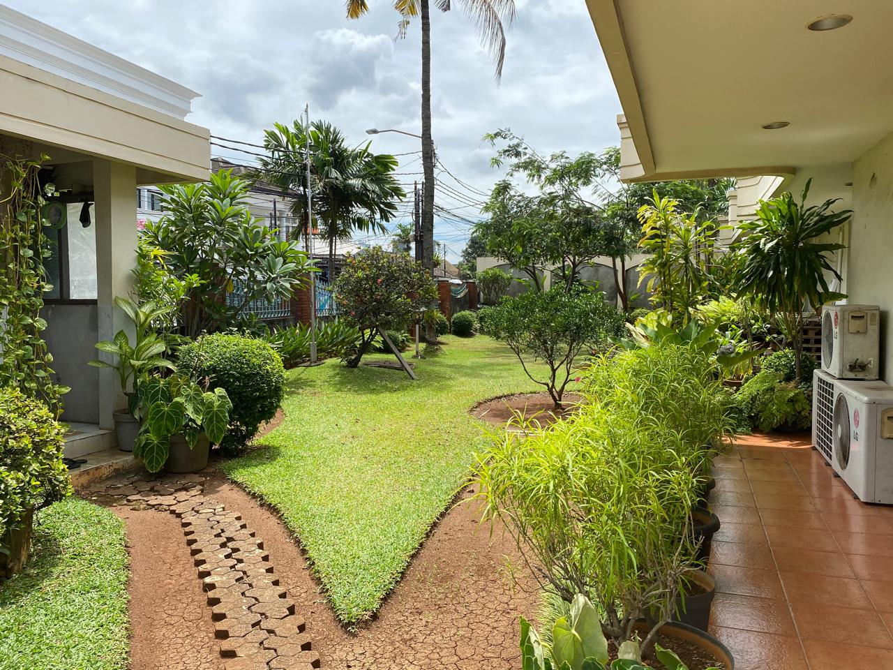 Jual rumah mewah dan siap huni di Caringin Timur, Cilandak Barat