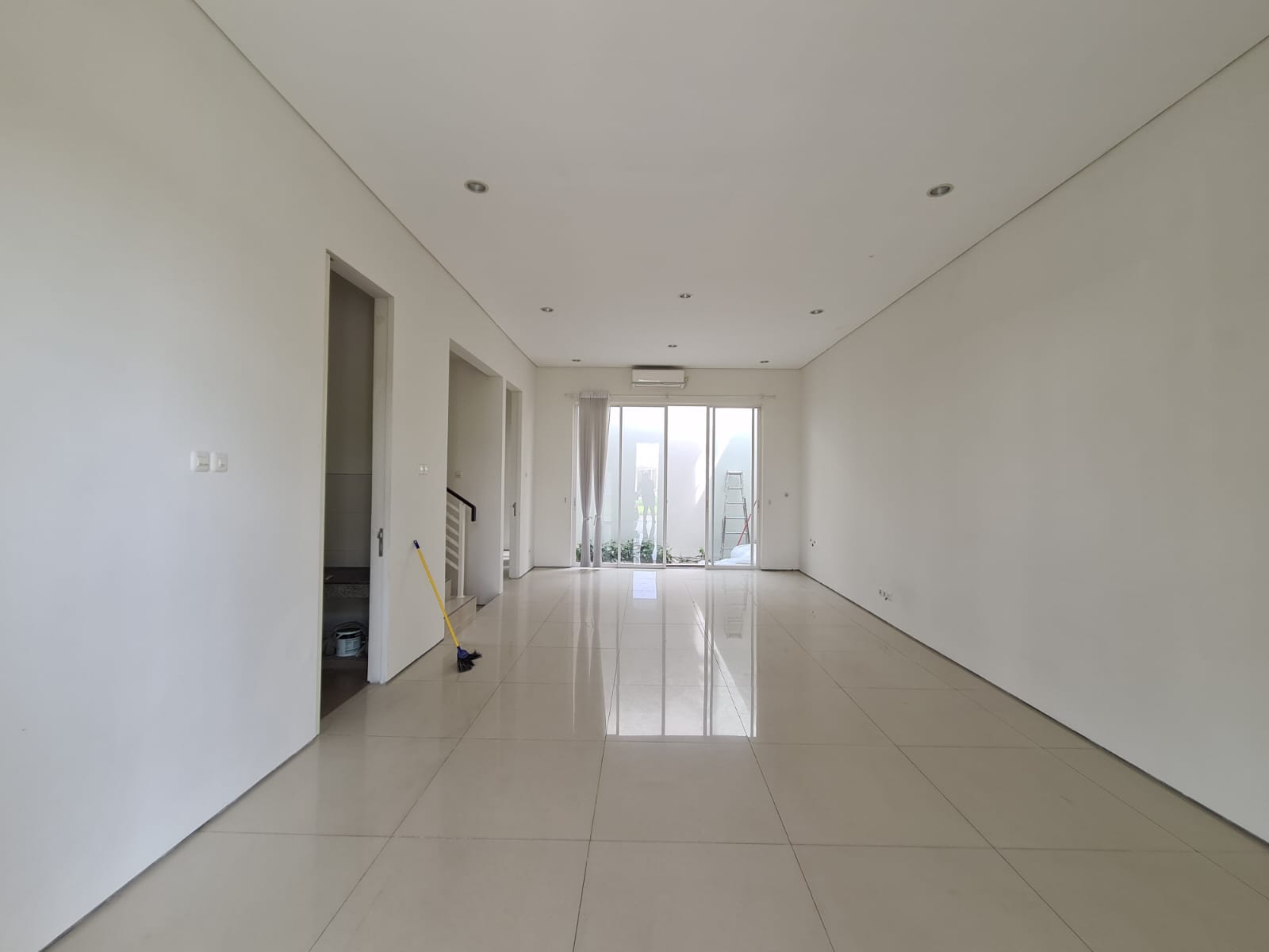 Rumah Royal Residence Surabaya Barat Minimalis View Bagus Langka