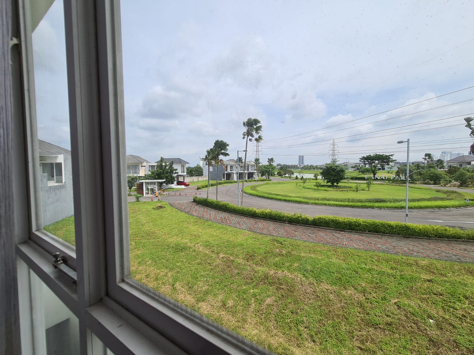 Rumah Royal Residence Surabaya Barat Minimalis View Bagus Langka