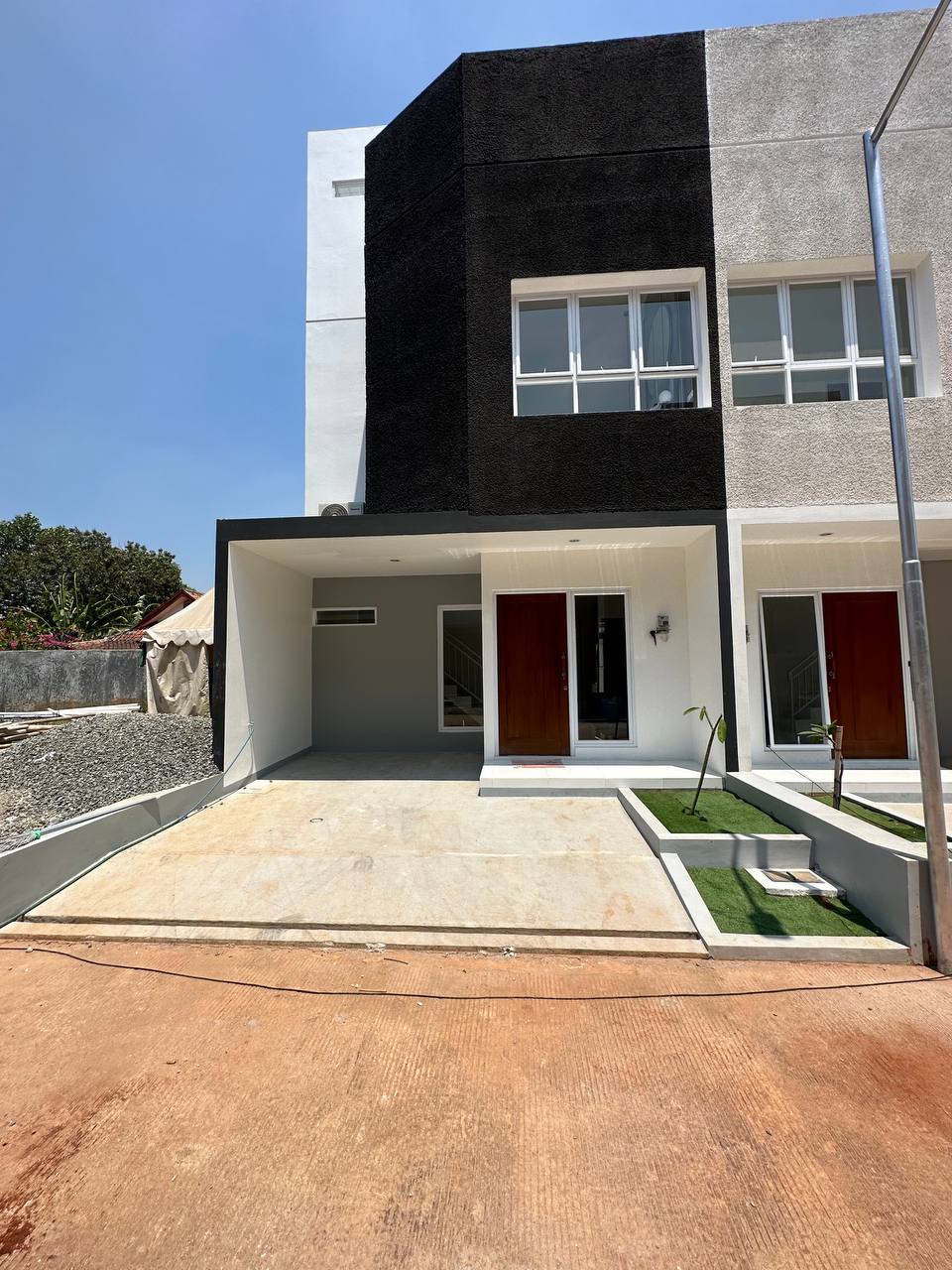 Rumah strategis 2,5lt rooftop di Pondok Melati Bekasi