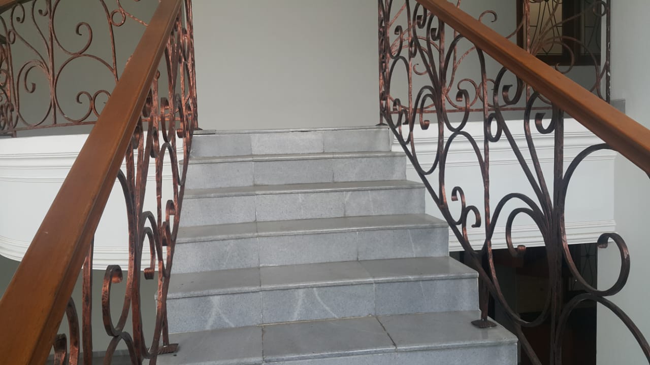 Jual rumah komplek hook mewah cantik di Pondok Bambu