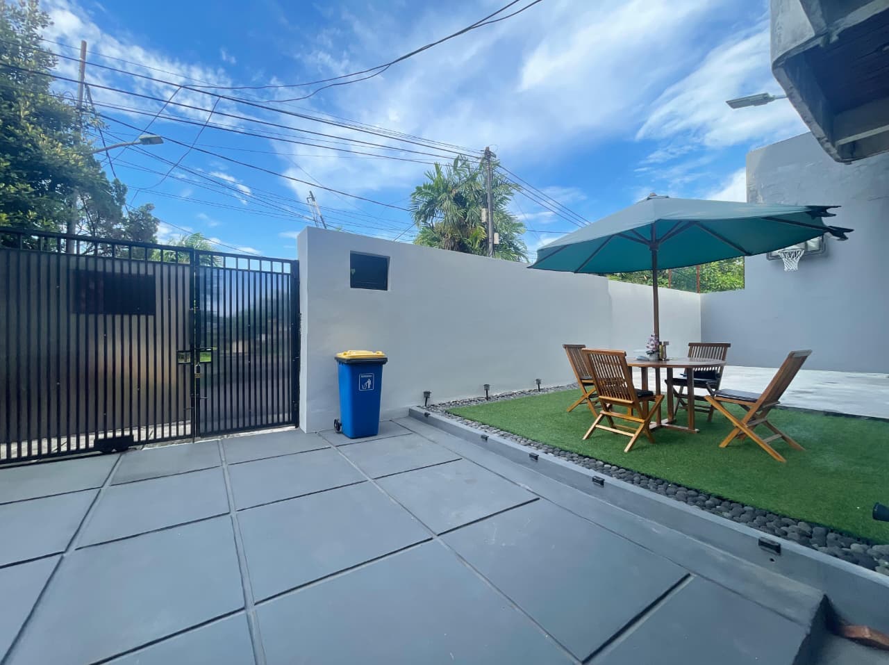 Jual rumah luas 1000m2 butuh renov hitung tanah saja di Bintaro