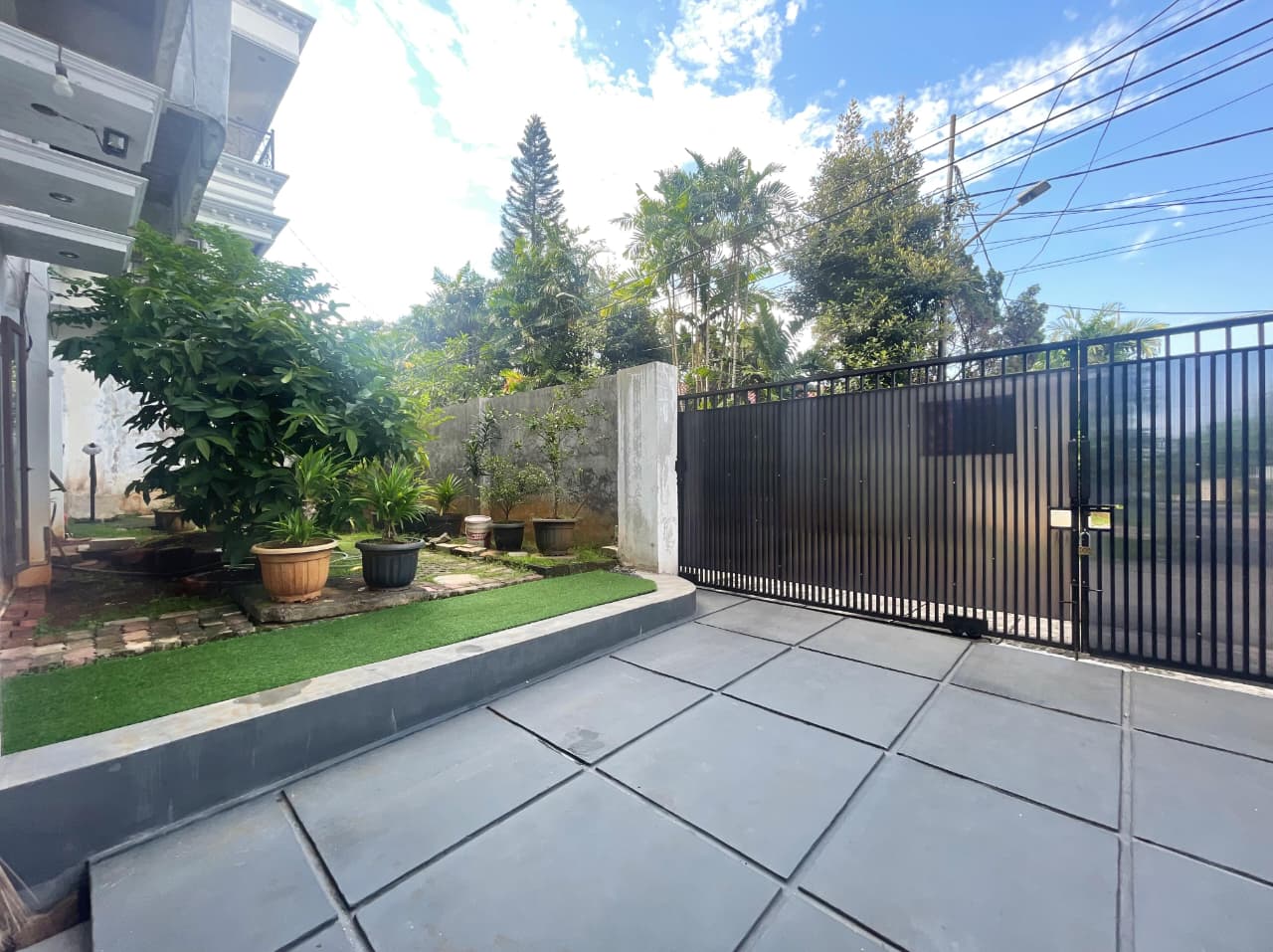 Jual rumah luas 1000m2 butuh renov hitung tanah saja di Bintaro