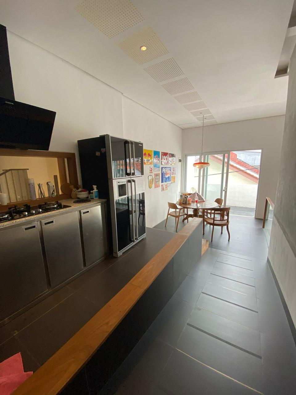 Jual rumah baru dan modern posisi hook di Kayu 4, Pulogadung