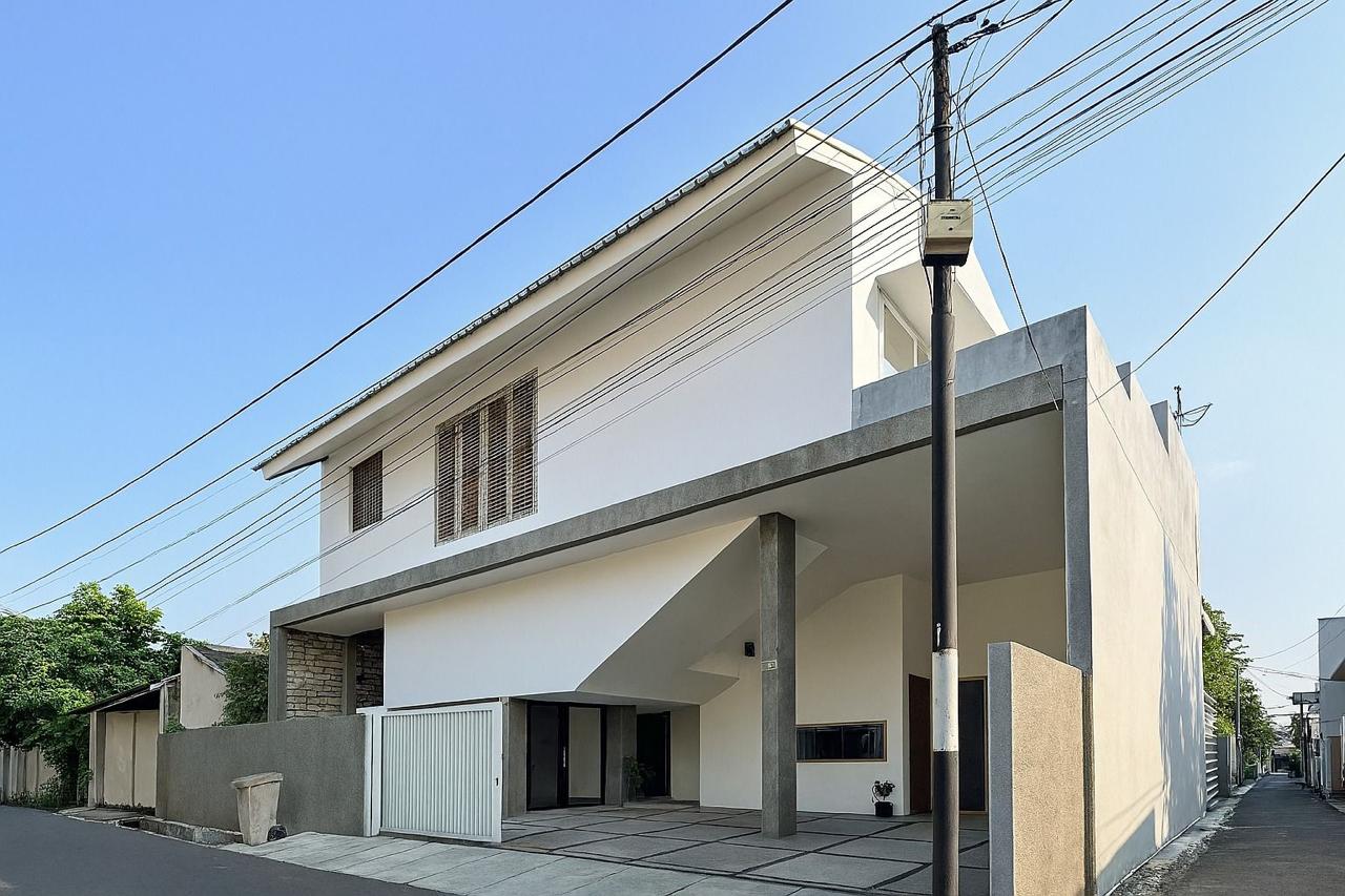 Jual rumah baru dan modern posisi hook di Kayu 4, Pulogadung