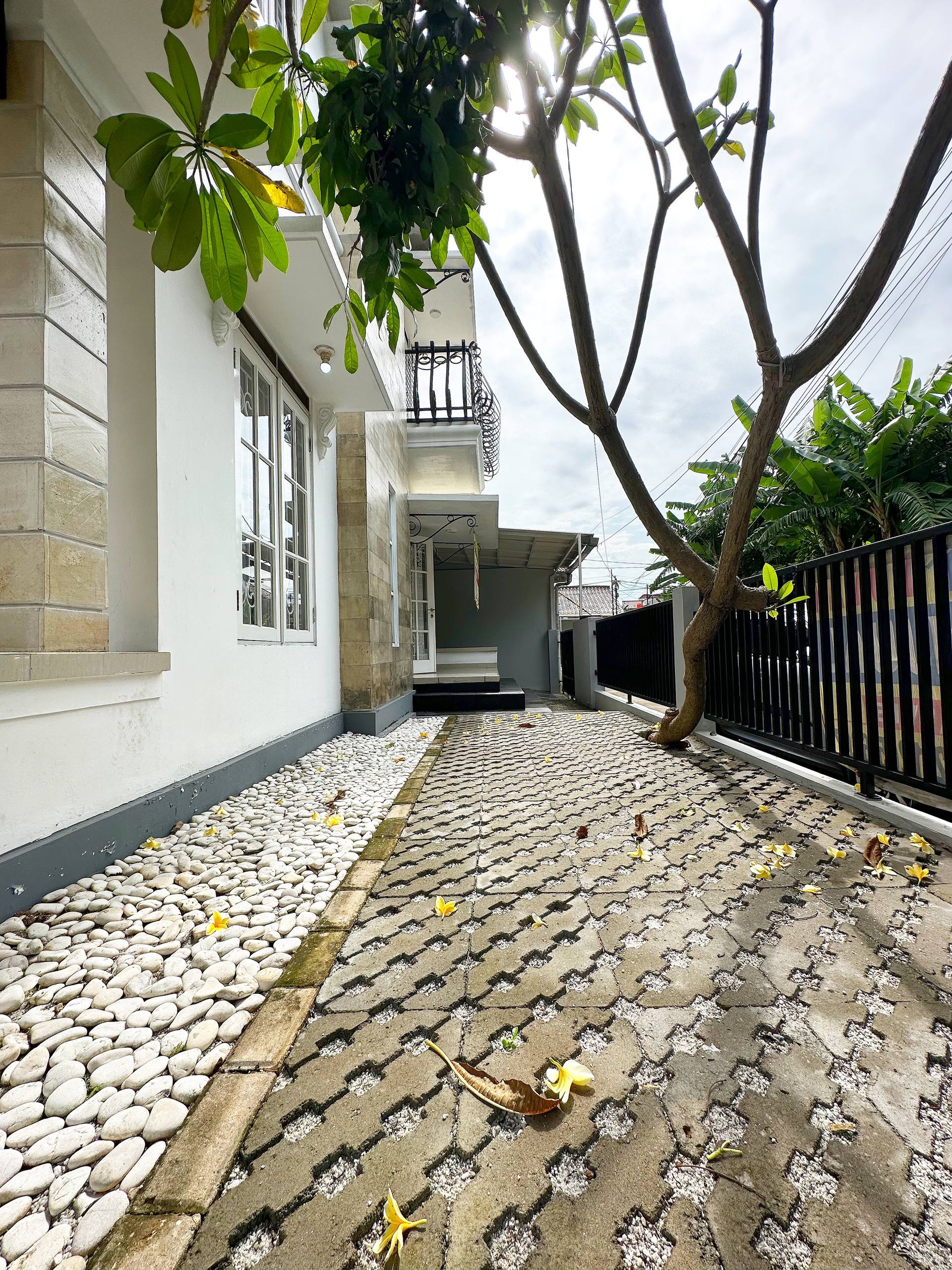 Rumah second posisi hook di Jatirahayu Pondok Melati Bekasi