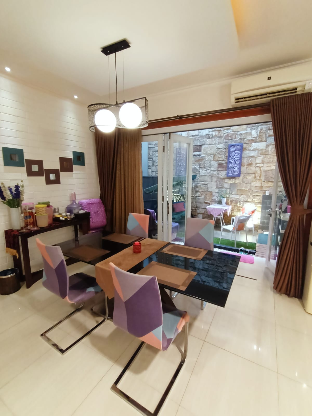 Jual rumah modern dengan lokasi strategis di Kencana Loka 2, BSD