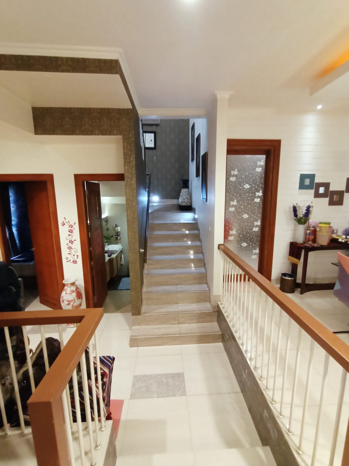 Jual rumah modern dengan lokasi strategis di Kencana Loka 2, BSD