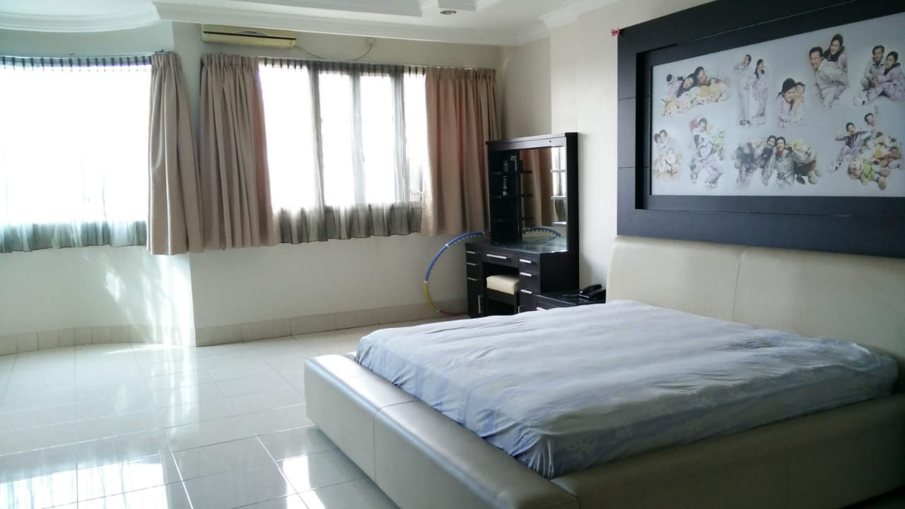 Jual rumah mewah luas di Keadilan, Keagungan, Taman Sari, Jakart