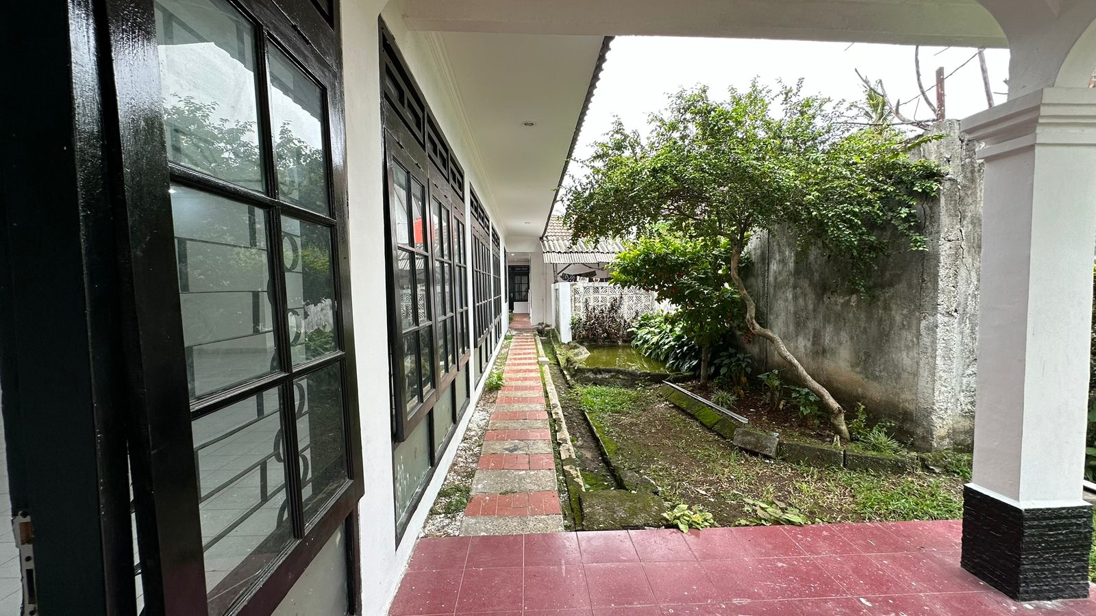 Jual/Sewa rumah halaman luas dan strategis di Dana Puri, Depok