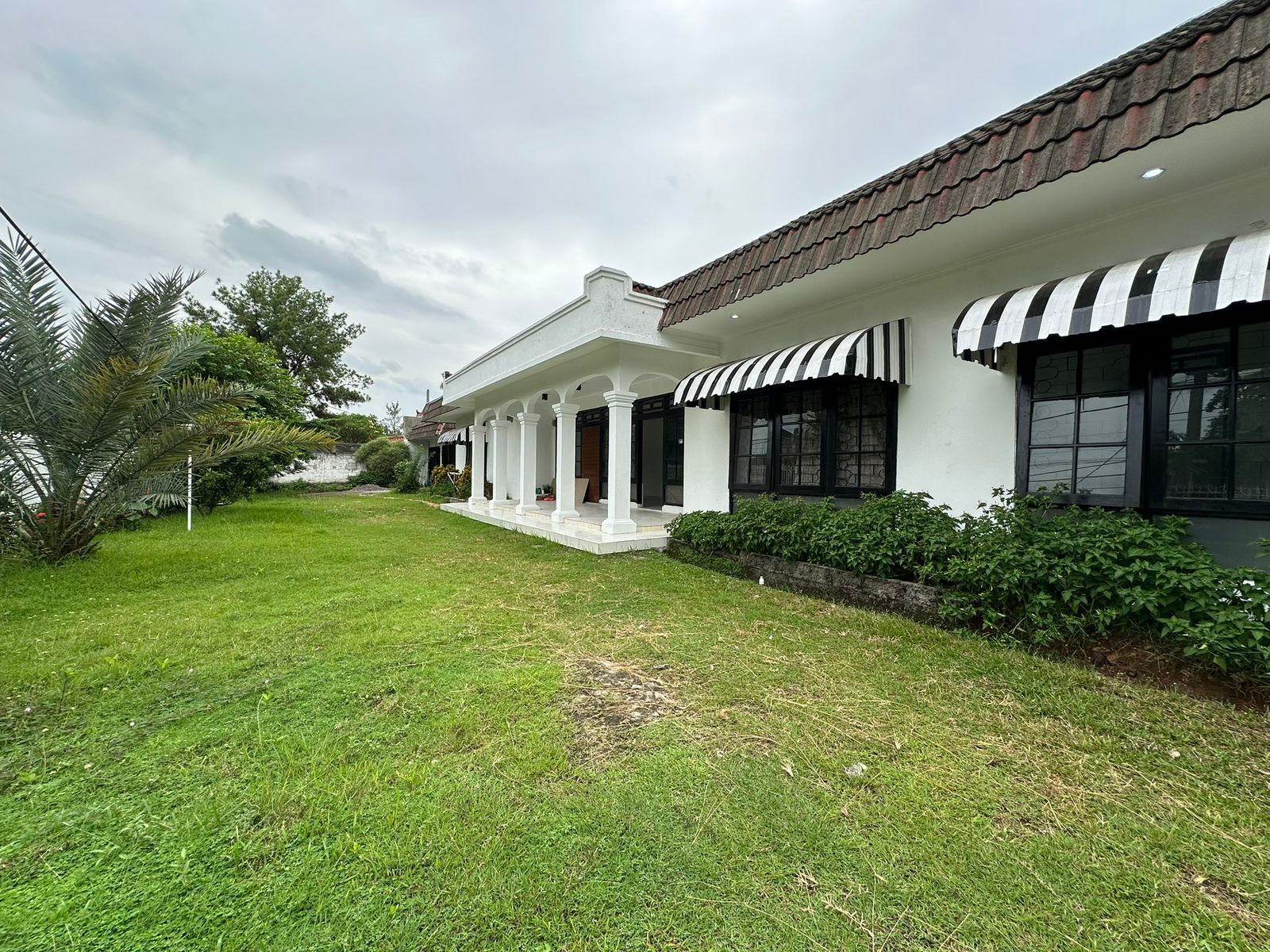 Jual/Sewa rumah halaman luas dan strategis di Dana Puri, Depok