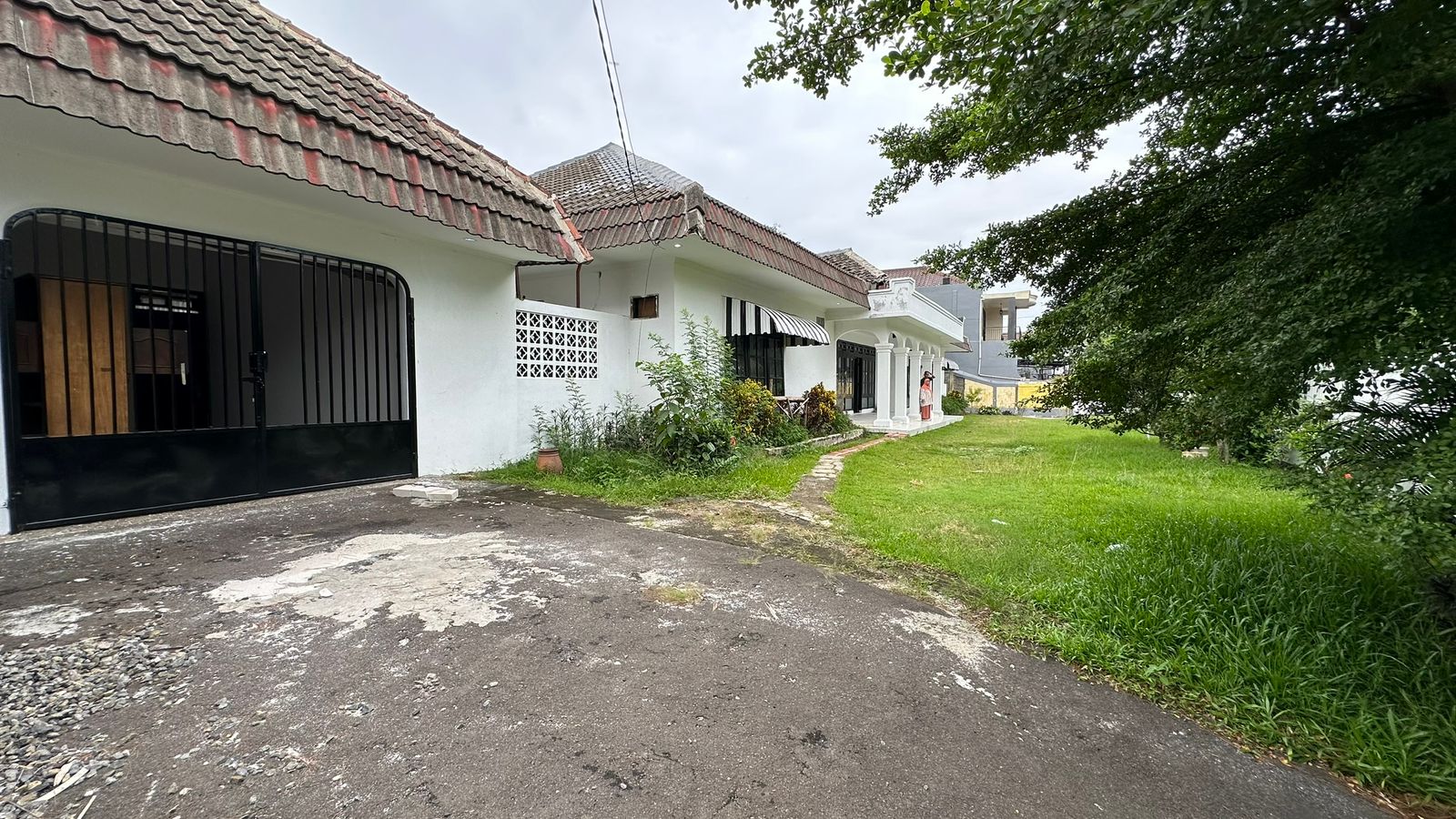 Jual/Sewa rumah halaman luas dan strategis di Dana Puri, Depok