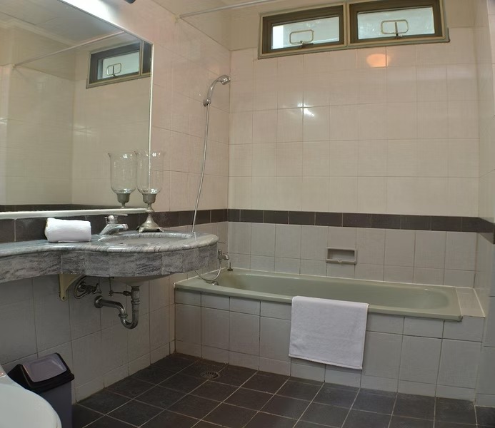 Jual rumah kost dan guest house luas mewah di Menteng, Jak Pus