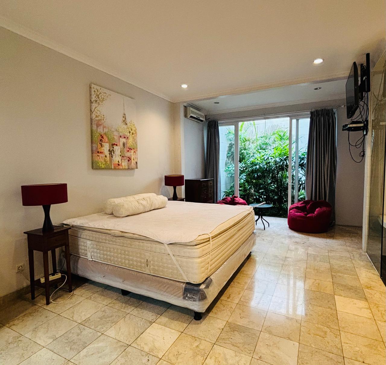 Sewa rumah luas dengan pool di Cilandak Barat ,Jakarta Selatan