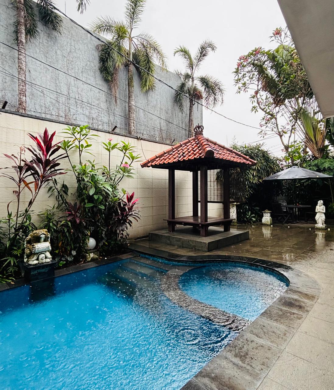 Sewa rumah luas dengan pool di Cilandak Barat ,Jakarta Selatan