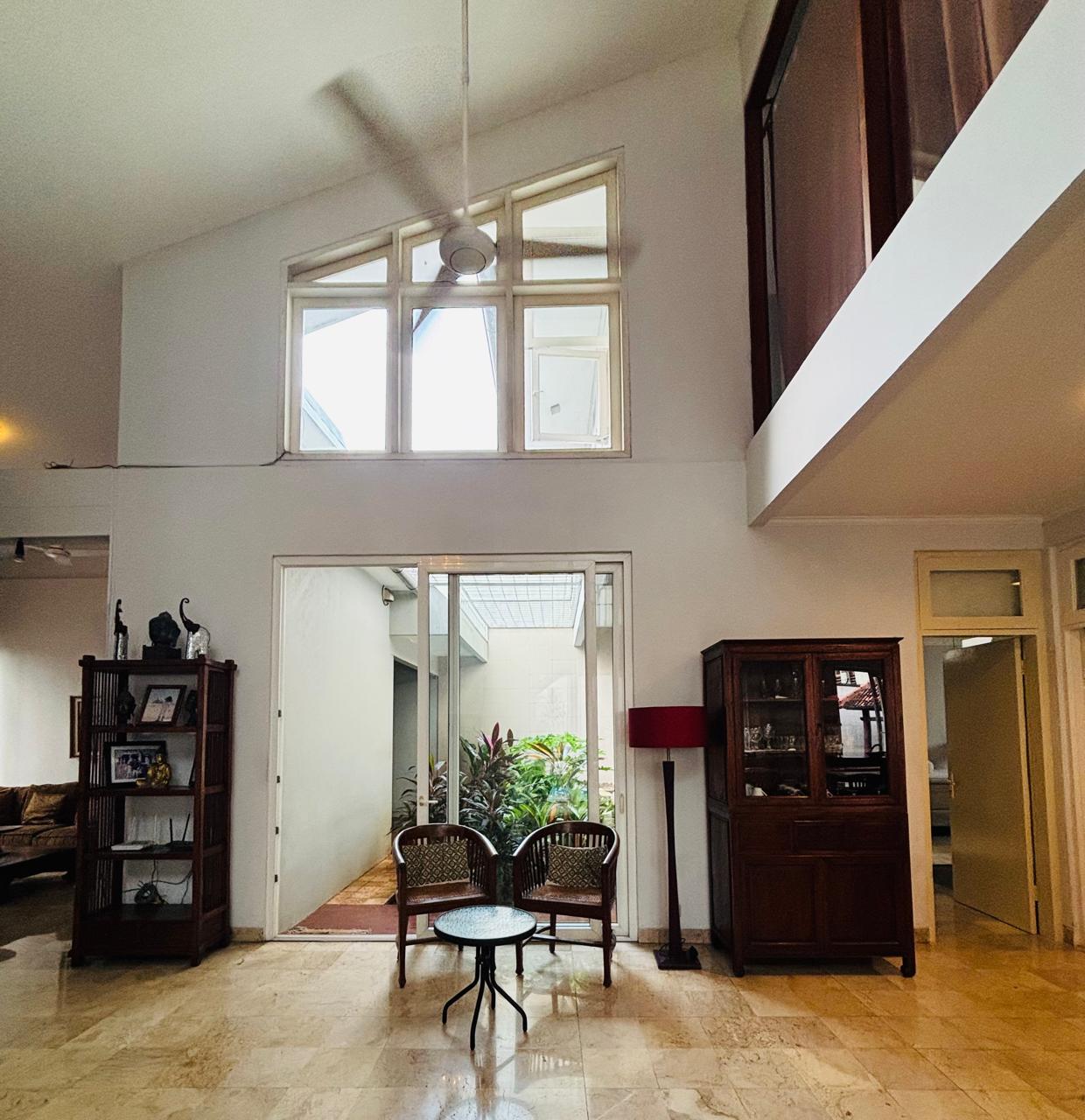 Sewa rumah luas dengan pool di Cilandak Barat ,Jakarta Selatan