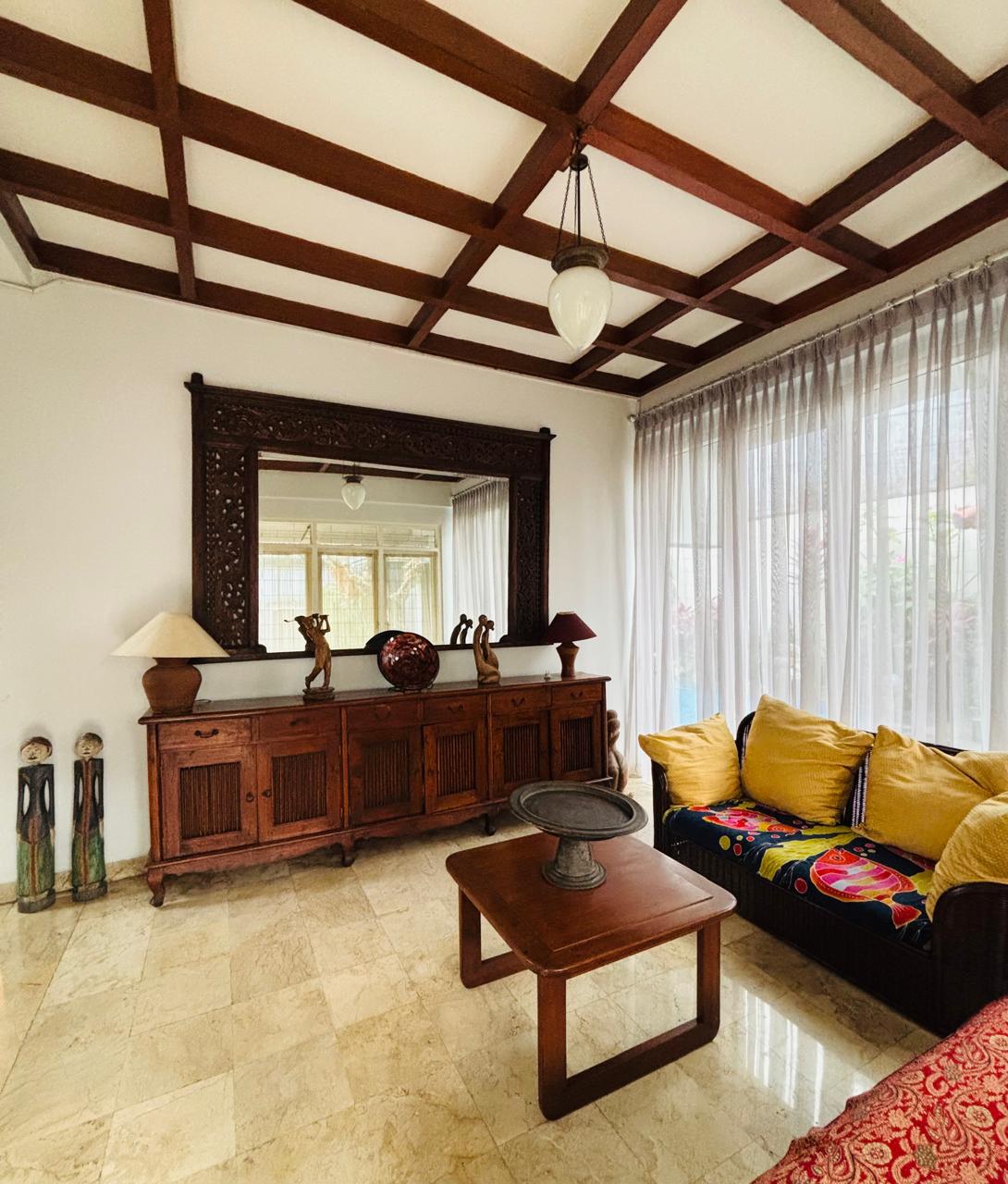 Sewa rumah luas dengan pool di Cilandak Barat ,Jakarta Selatan