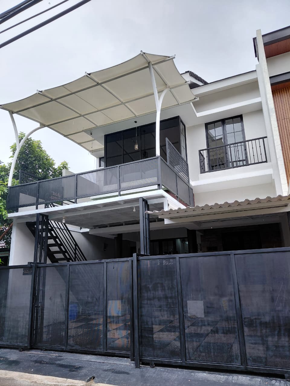 Jual rumah modern dan baru renovasi di Krisan 1, BSD Sektor 1.5