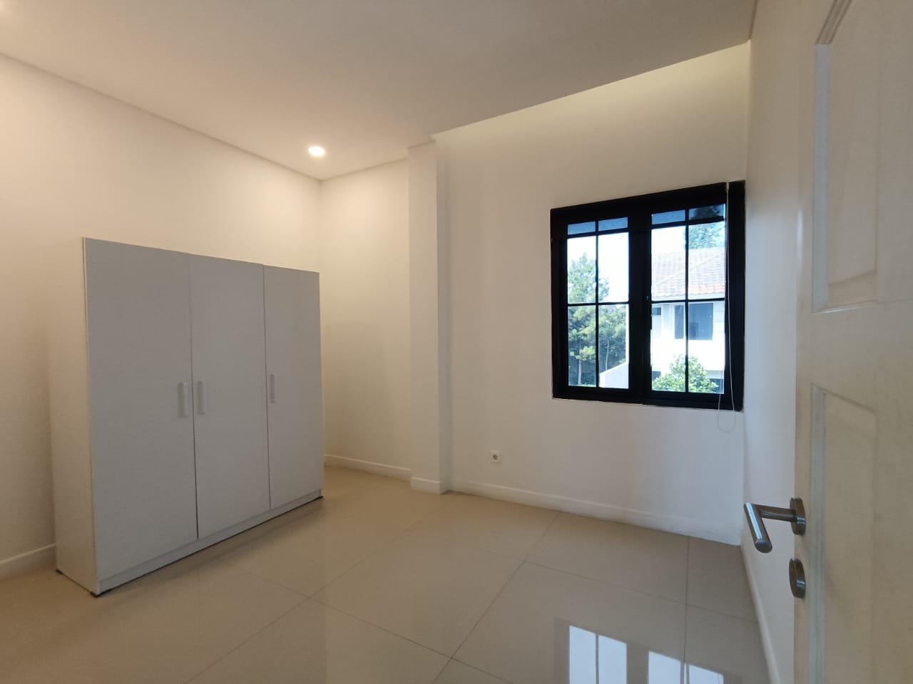 Jual rumah baru modern classic siap huni di Giri Loka 2, Serpong