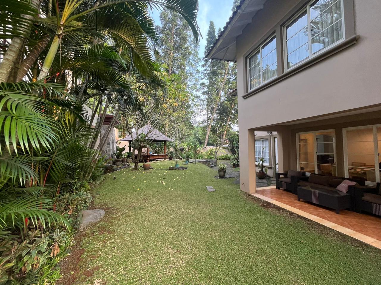 Jual rumah mewah hook dan strategis di Boulevard Palem Raya