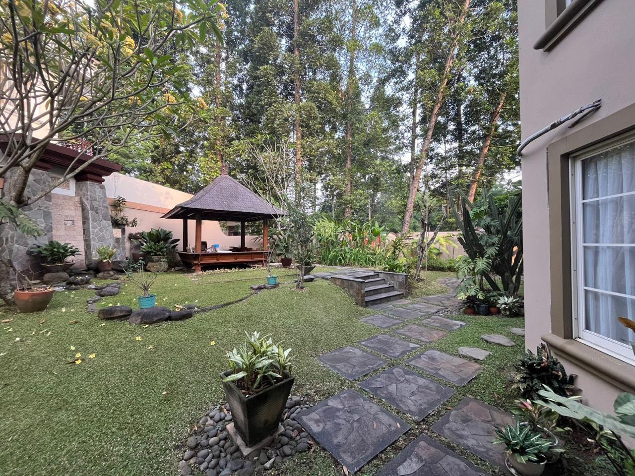 Jual rumah mewah hook dan strategis di Boulevard Palem Raya