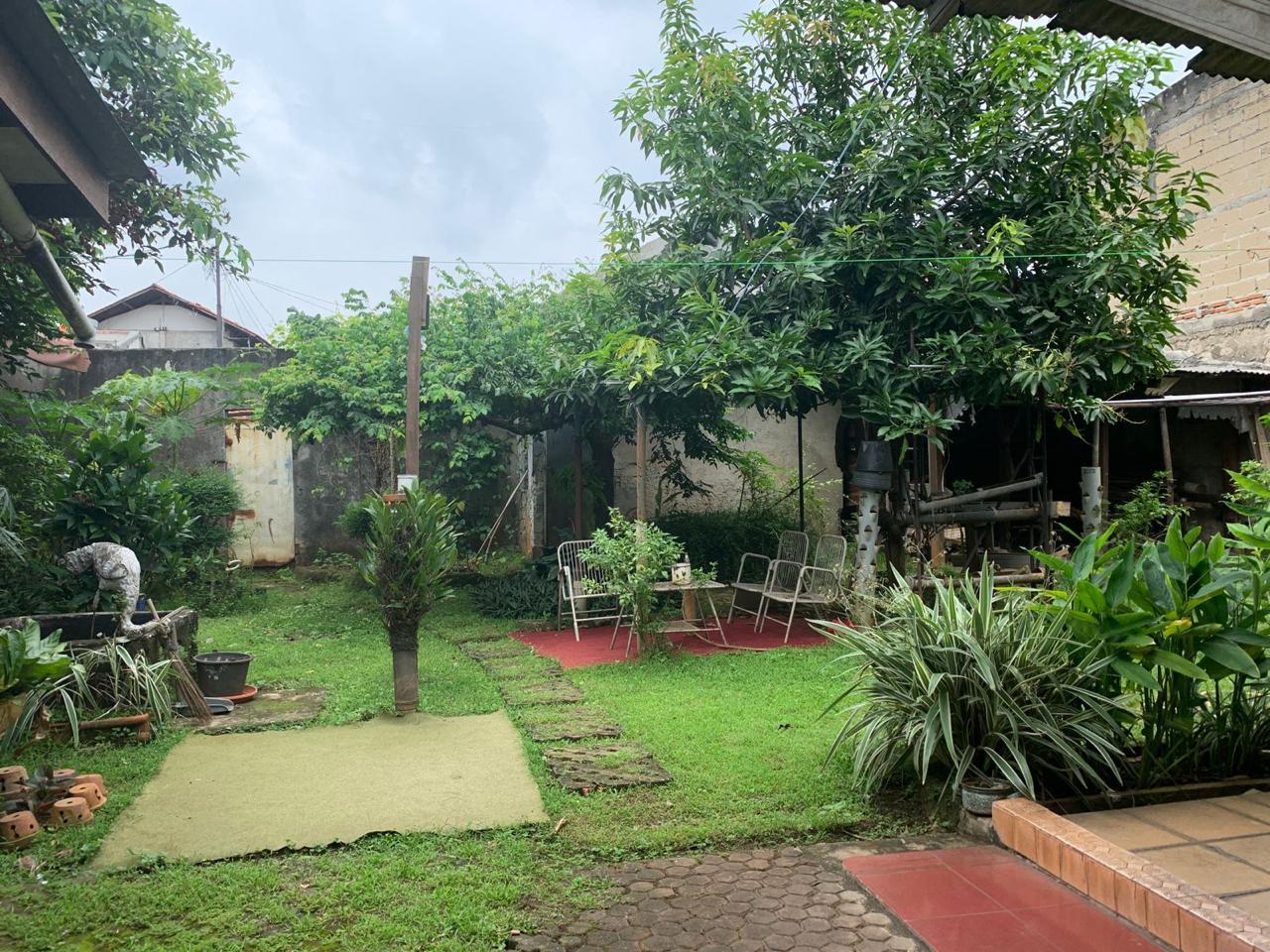 Jual rumah tua luas lokasi nyaman dan strategis di Duku 24Jaksel