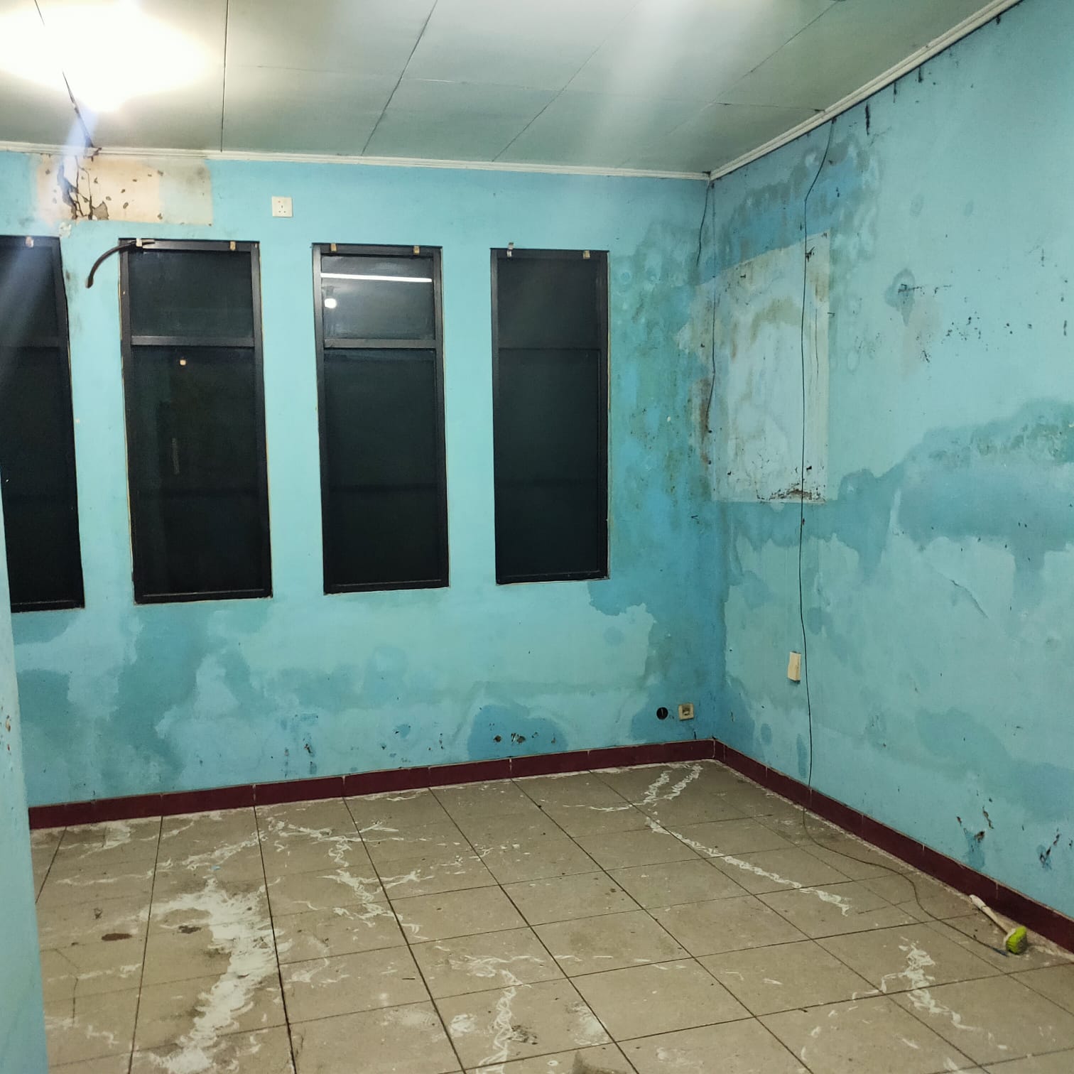 Jual sewa cepat murah rumah luas butuh renov di Jl Edam I