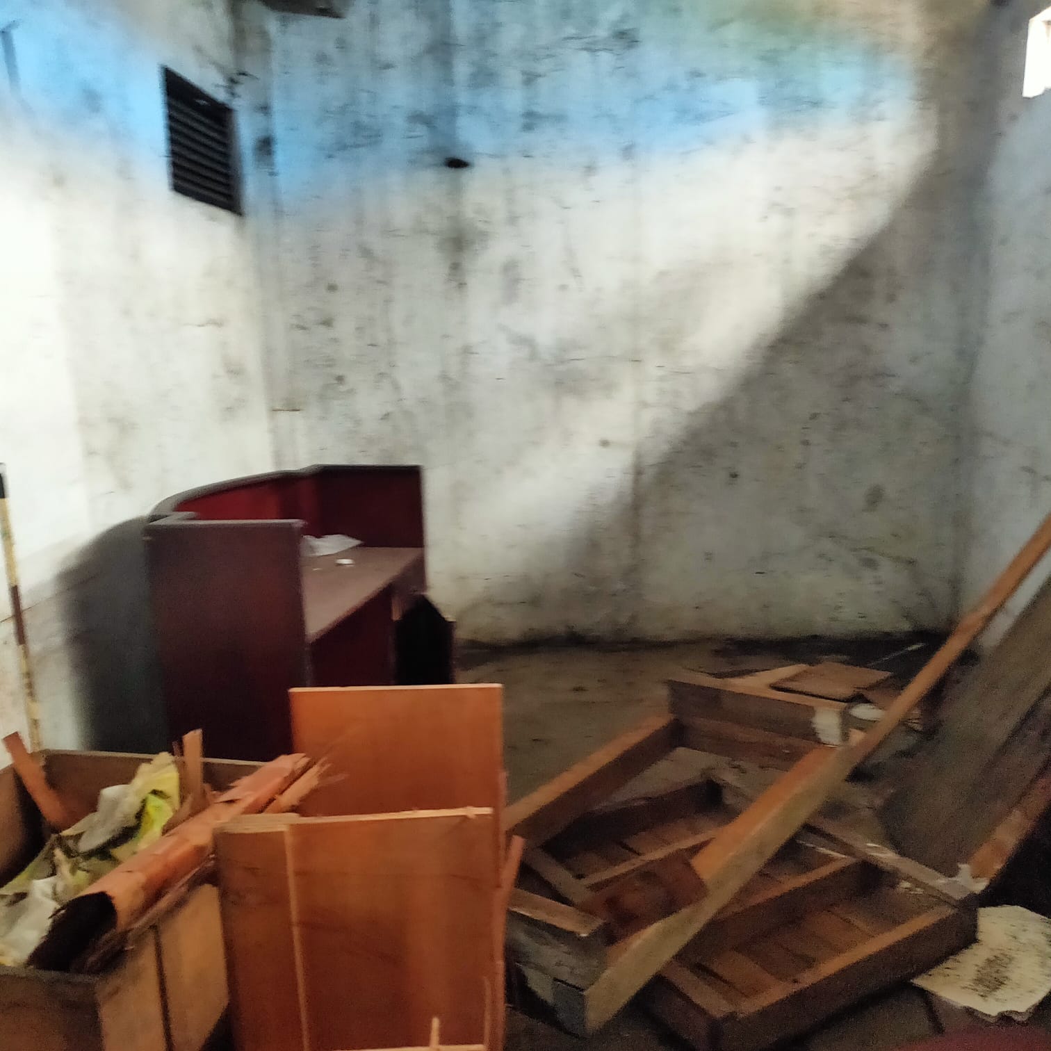 Jual sewa cepat murah rumah luas butuh renov di Jl Edam I