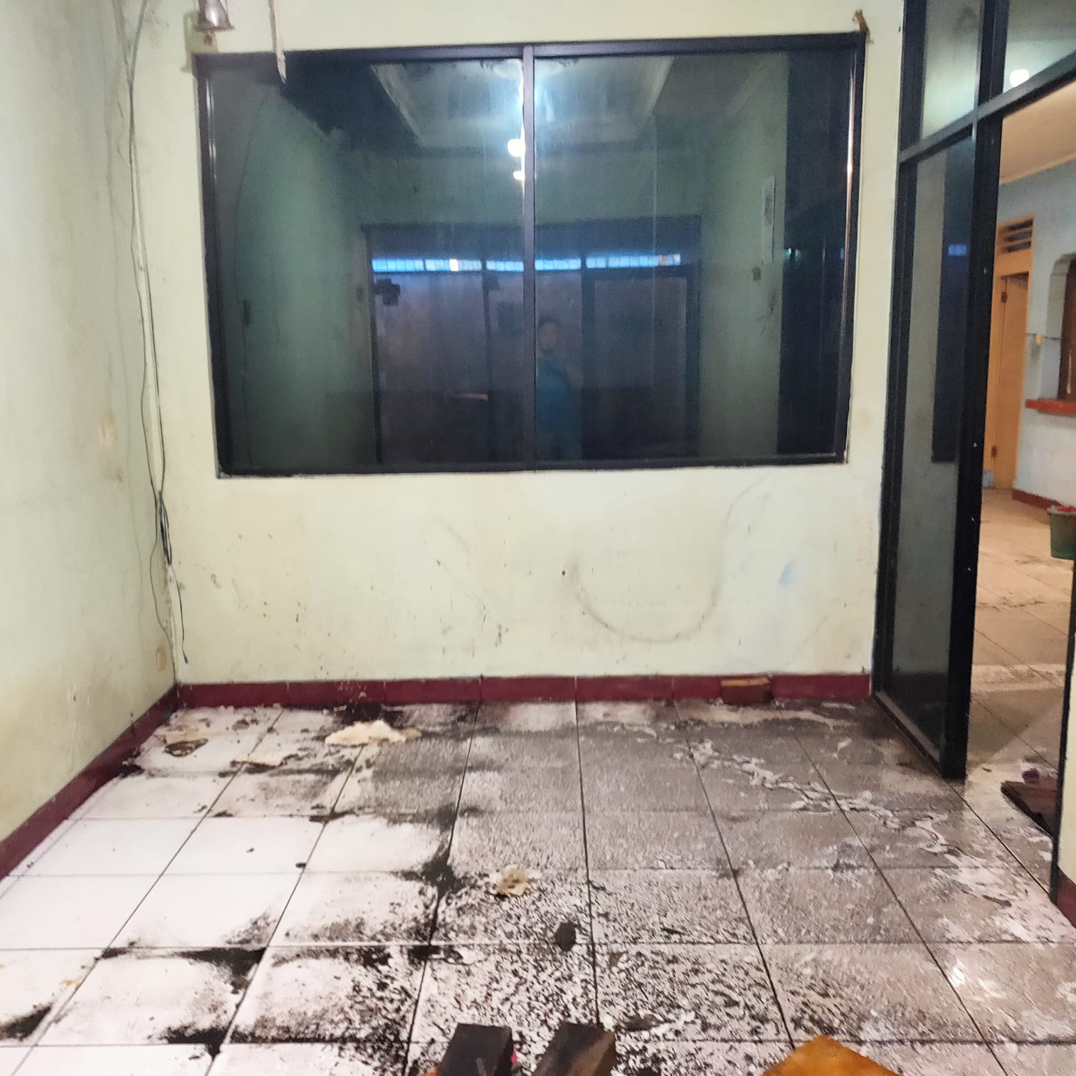 Jual sewa cepat murah rumah luas butuh renov di Jl Edam I