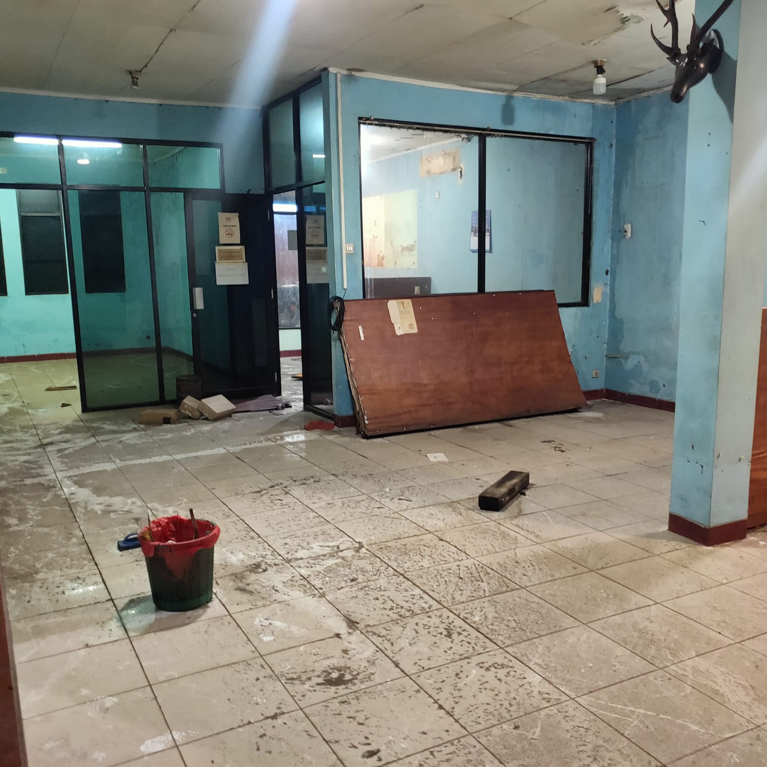 Jual sewa cepat murah rumah luas butuh renov di Jl Edam I