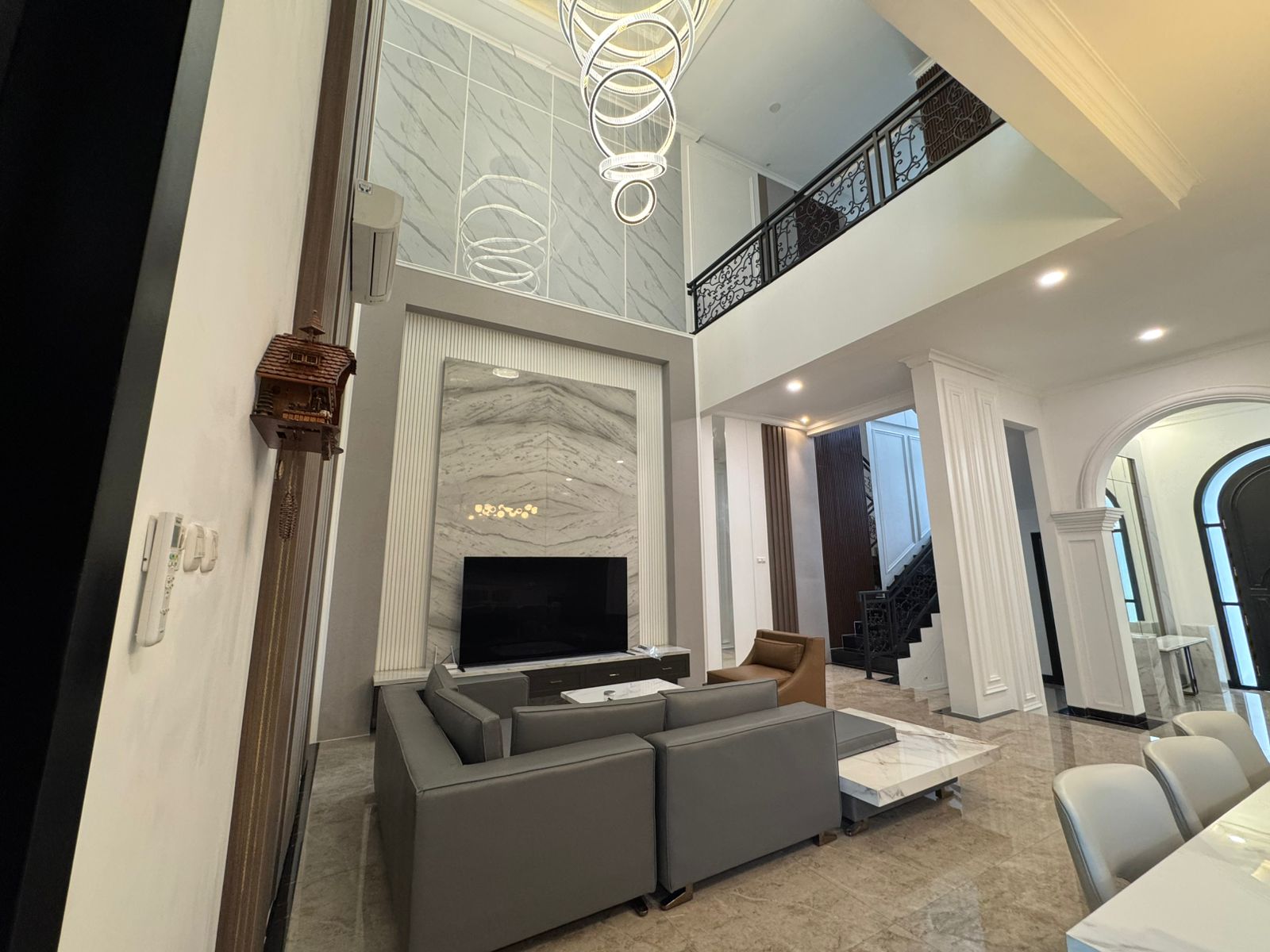 Jual rumah mewah modern elegan dan strategis di Janur Hijau 1