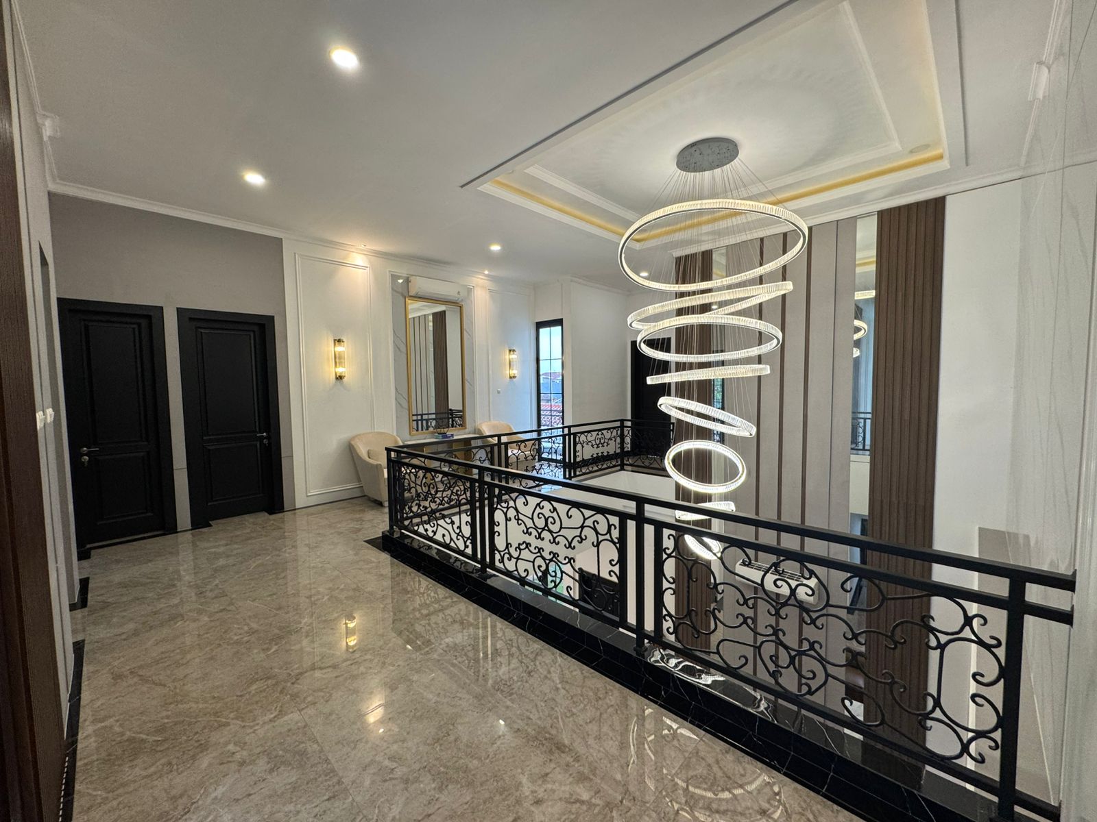 Jual rumah mewah modern elegan dan strategis di Janur Hijau 1