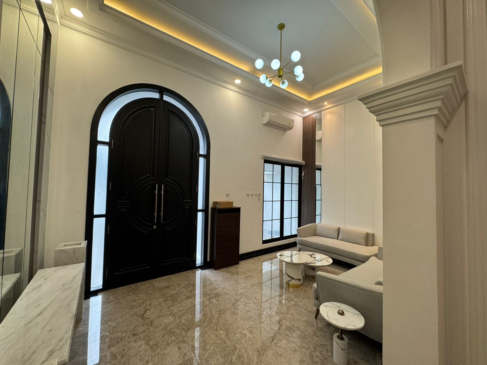 Jual rumah mewah modern elegan dan strategis di Janur Hijau 1