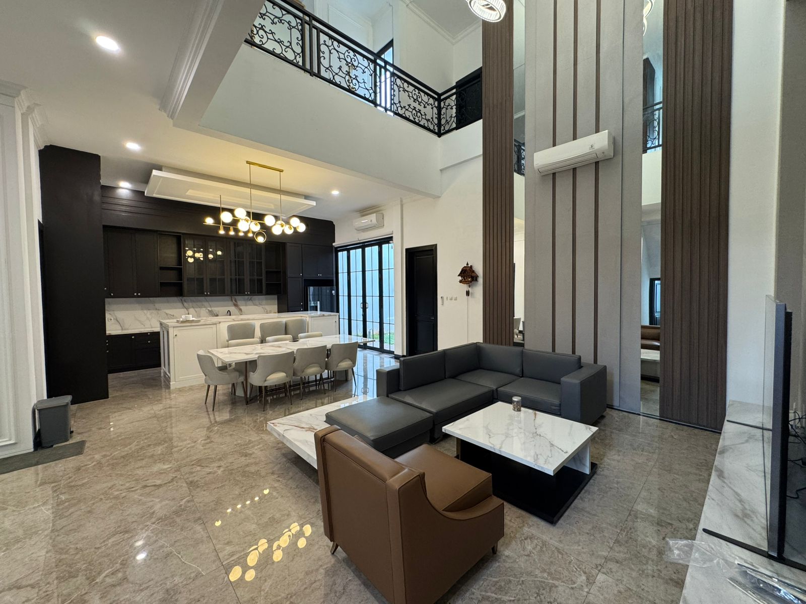 Jual rumah mewah modern elegan dan strategis di Janur Hijau 1